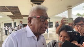 Bupati Mimika, Johannes Rettob, diwawancarai awak media usai mengikuti rapat tertutup. (Foto: Galeri Papua/Endy Langobelen)