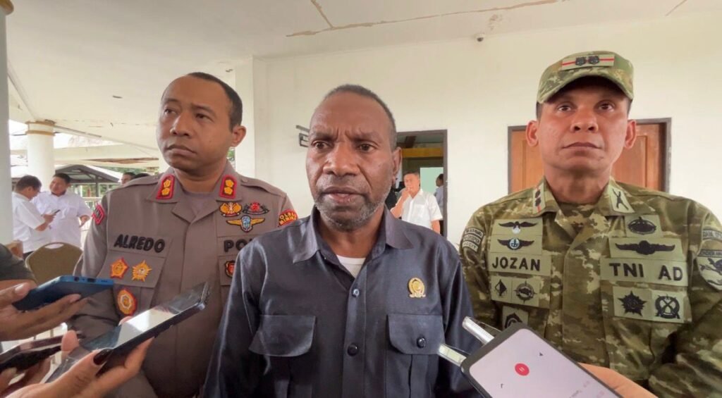 Ketua DPRK Mimika, Primus Natikapereyau, didampingi Kapolres Mimika dan Dandim 1710/Mimika saat diwawancarai awak media usai mengikuti pertemuan tertutup. (Foto: Galeri Papua/Endy Langobelen)
