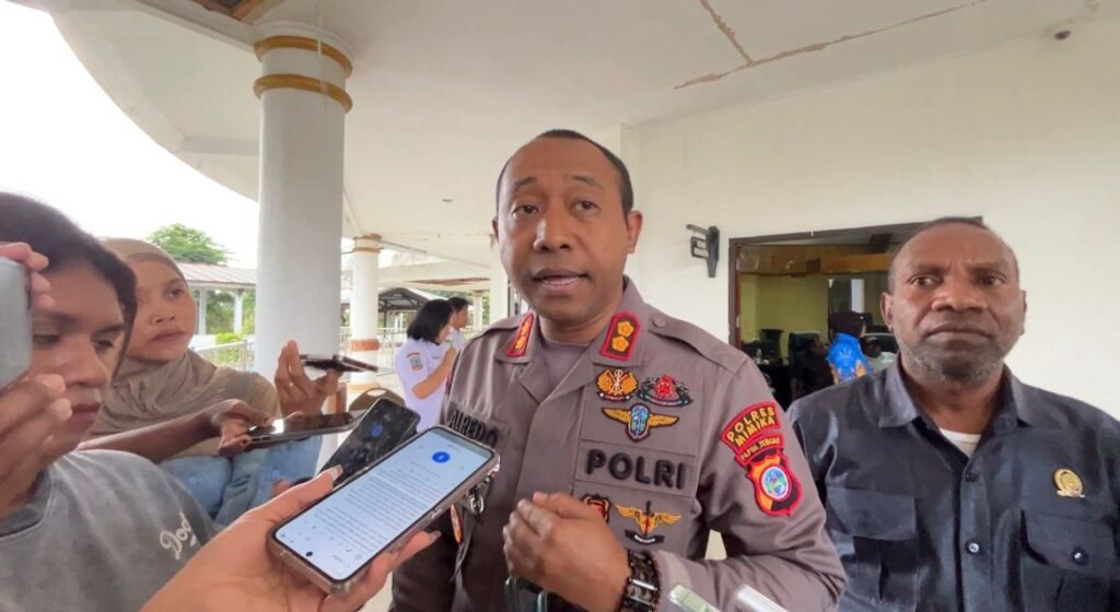 Kapolres Mimika, Alredo Agustinus Rumbiak, saat diwawancarai awak media. (Foto: Galeri Papua/Endy Langobelen)