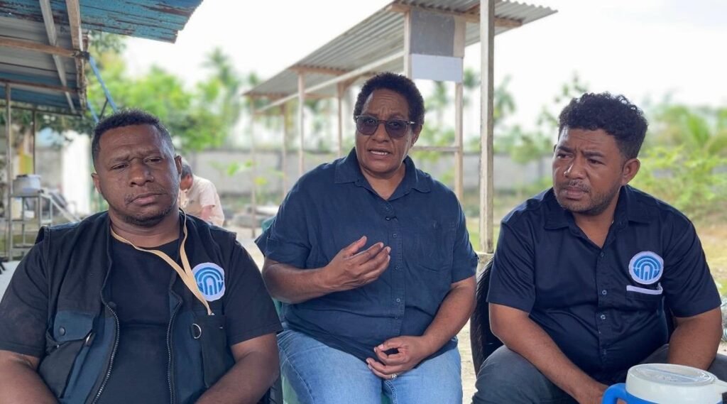 (Dari kiri) Marlan Frens Kasemi Bisay selaku Pembina Amungsa Foundation; Enny Kenangalem, M. Biomed selaku Ketua Amungsa Foundation; dan Febian Kakisina selaku Sekretaris Amungsa Foundation. (Foto: Galeri Papua/Endy Langobelen)