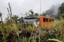 Salah satu bus karyawan PT Freeport Indonesia yang menjadi sasaran penembakan di MP 60, Mimika, Papua Tengah. (Foto: Tangkapan layar video yang dikirim TPNPB-OPM)