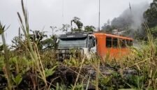 Salah satu bus karyawan PT Freeport Indonesia yang menjadi sasaran penembakan di MP 60, Mimika, Papua Tengah. (Foto: Tangkapan layar video yang dikirim TPNPB-OPM)