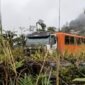 Salah satu bus karyawan PT Freeport Indonesia yang menjadi sasaran penembakan di MP 60, Mimika, Papua Tengah. (Foto: Tangkapan layar video yang dikirim TPNPB-OPM)
