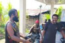 Nikolas Alome, Kepala Suku Damal Kabupaten Puncak, memberi bahan makan kepada masyarakat yang hadir pada saat sosialisasi. (Foto: Istimewa)