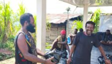 Nikolas Alome, Kepala Suku Damal Kabupaten Puncak, memberi bahan makan kepada masyarakat yang hadir pada saat sosialisasi. (Foto: Istimewa)