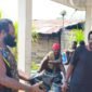 Nikolas Alome, Kepala Suku Damal Kabupaten Puncak, memberi bahan makan kepada masyarakat yang hadir pada saat sosialisasi. (Foto: Istimewa)