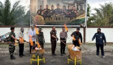 Proses pemusnahan barang bukti di halaman Kantor Kejaksaan Negeri Mimika, Senin (7/9/2026). (Foto: Kejaksaan Negeri Mimika)