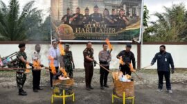 Proses pemusnahan barang bukti di halaman Kantor Kejaksaan Negeri Mimika, Senin (7/9/2026). (Foto: Kejaksaan Negeri Mimika)