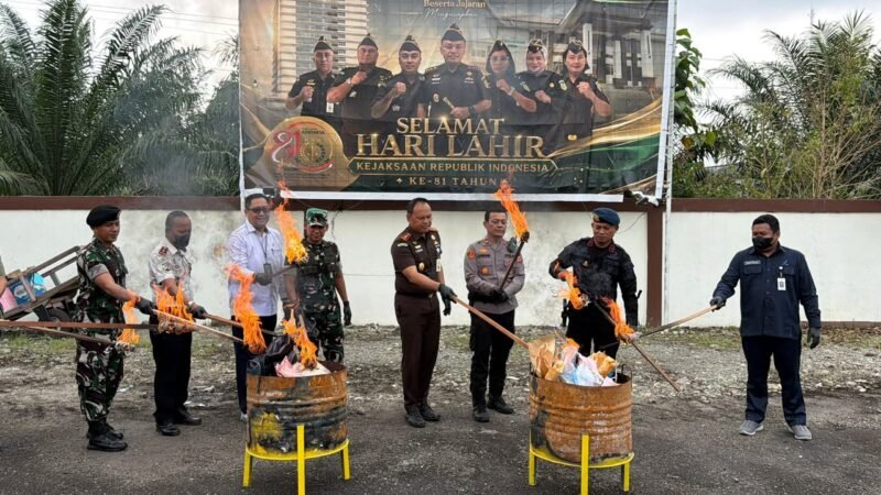 Proses pemusnahan barang bukti di halaman Kantor Kejaksaan Negeri Mimika, Senin (7/9/2026). (Foto: Kejaksaan Negeri Mimika)