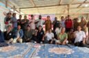Foto bersama dalam kunjungan kerja Anggota DPRD Provinsi Papua Tengah, Araminus Omaleng, ke lokasi budidaya ikan air tawar Kelompok Perikanan Mina Utama Maju di SP3, Jalan Jati 2, Kabupaten Mimika, Senin (7/9/2026) sore. (Foto: Galeri Papua/Endy Langobelen)