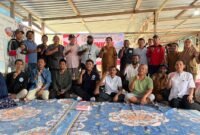 Foto bersama dalam kunjungan kerja Anggota DPRD Provinsi Papua Tengah, Araminus Omaleng, ke lokasi budidaya ikan air tawar Kelompok Perikanan Mina Utama Maju di SP3, Jalan Jati 2, Kabupaten Mimika, Senin (7/9/2026) sore. (Foto: Galeri Papua/Endy Langobelen)
