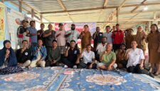 Foto bersama dalam kunjungan kerja Anggota DPRD Provinsi Papua Tengah, Araminus Omaleng, ke lokasi budidaya ikan air tawar Kelompok Perikanan Mina Utama Maju di SP3, Jalan Jati 2, Kabupaten Mimika, Senin (7/9/2026) sore. (Foto: Galeri Papua/Endy Langobelen)