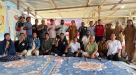 Foto bersama dalam kunjungan kerja Anggota DPRD Provinsi Papua Tengah, Araminus Omaleng, ke lokasi budidaya ikan air tawar Kelompok Perikanan Mina Utama Maju di SP3, Jalan Jati 2, Kabupaten Mimika, Senin (7/9/2026) sore. (Foto: Galeri Papua/Endy Langobelen)