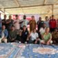 Foto bersama dalam kunjungan kerja Anggota DPRD Provinsi Papua Tengah, Araminus Omaleng, ke lokasi budidaya ikan air tawar Kelompok Perikanan Mina Utama Maju di SP3, Jalan Jati 2, Kabupaten Mimika, Senin (7/9/2026) sore. (Foto: Galeri Papua/Endy Langobelen)