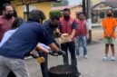 Kasat Resnarkoba Polres Mimika AKP Habibi Solosa memimpin pemusnahan barang bukti ganja bersama perwakilan Kejaksaan, Pengadilan Negeri, BNNK, dan kuasa hukum tersangka di Mapolres Mimika, Selasa (8/9/2026). (Foto: Galeri Papua/Ahmad)