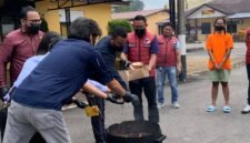 Kasat Resnarkoba Polres Mimika AKP Habibi Solosa memimpin pemusnahan barang bukti ganja bersama perwakilan Kejaksaan, Pengadilan Negeri, BNNK, dan kuasa hukum tersangka di Mapolres Mimika, Selasa (8/9/2026). (Foto: Galeri Papua/Ahmad)