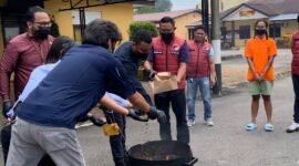 Kasat Resnarkoba Polres Mimika AKP Habibi Solosa memimpin pemusnahan barang bukti ganja bersama perwakilan Kejaksaan, Pengadilan Negeri, BNNK, dan kuasa hukum tersangka di Mapolres Mimika, Selasa (8/9/2026). (Foto: Galeri Papua/Ahmad)