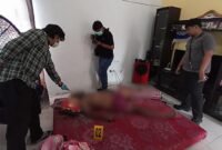 Personel Inafis Polres Mimika dan Polsek Kuala Kencana melakukan olah TKP penemuan jenazah di Perumahan Pondok Indah Amor SP3, Distrik Kuala Kencana, Mimika, Selasa (8/9/2026). (Foto: Istimewa)