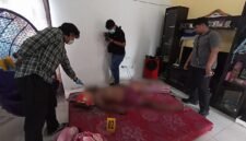 Personel Inafis Polres Mimika dan Polsek Kuala Kencana melakukan olah TKP penemuan jenazah di Perumahan Pondok Indah Amor SP3, Distrik Kuala Kencana, Mimika, Selasa (8/9/2026). (Foto: Istimewa)