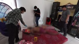 Personel Inafis Polres Mimika dan Polsek Kuala Kencana melakukan olah TKP penemuan jenazah di Perumahan Pondok Indah Amor SP3, Distrik Kuala Kencana, Mimika, Selasa (8/9/2026). (Foto: Istimewa)