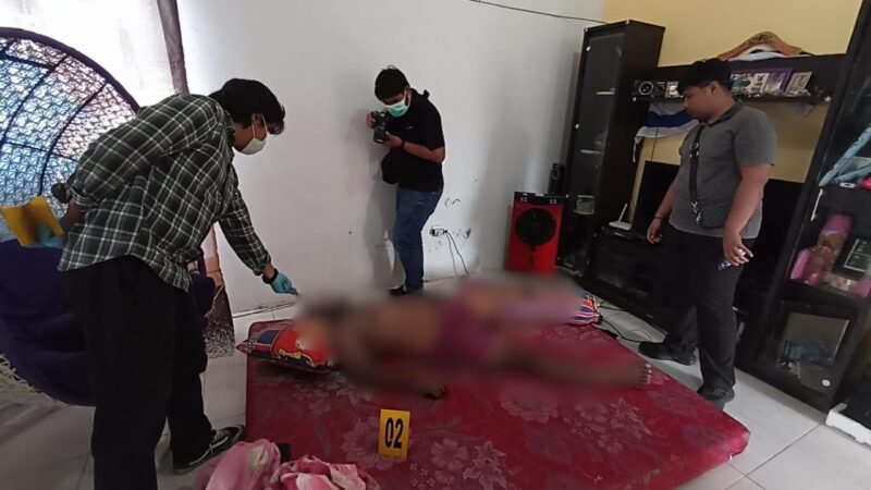 Personel Inafis Polres Mimika dan Polsek Kuala Kencana melakukan olah TKP penemuan jenazah di Perumahan Pondok Indah Amor SP3, Distrik Kuala Kencana, Mimika, Selasa (8/9/2026). (Foto: Istimewa)