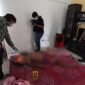 Personel Inafis Polres Mimika dan Polsek Kuala Kencana melakukan olah TKP penemuan jenazah di Perumahan Pondok Indah Amor SP3, Distrik Kuala Kencana, Mimika, Selasa (8/9/2026). (Foto: Istimewa)