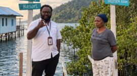 Anggota DPRD Provinsi Papua Tengah Komisi II, Araminus Omaleng, berkunjung ke salah satu resort yang dikelola oleh Orang Asli Papua (OAP), di Kabupaten Nabire, Rabu (9/9/2026). (Foto: Istimewa)