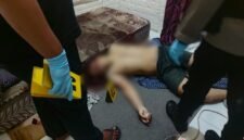 Tim Satuan Reskrim Polres Mimika melakukan olah tempat kejadian perkara (TKP) dugaan pembunuhan seorang warga di area belakang Indekos Warna Warni, Jalan Kelimutu, Timika, Papua Tengah. (Foto: Istimewa)