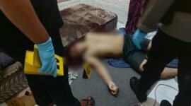 Tim Satuan Reskrim Polres Mimika melakukan olah tempat kejadian perkara (TKP) dugaan pembunuhan seorang warga di area belakang Indekos Warna Warni, Jalan Kelimutu, Timika, Papua Tengah. (Foto: Istimewa)