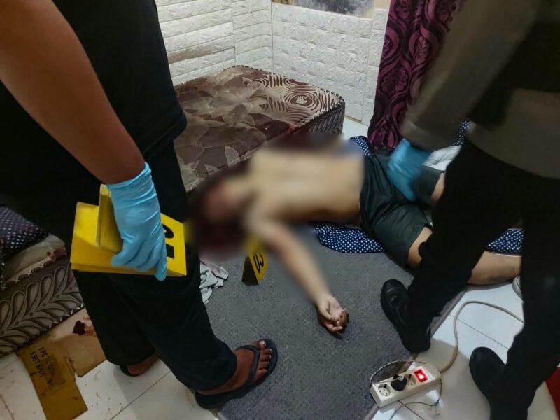 Tim Satuan Reskrim Polres Mimika melakukan olah tempat kejadian perkara (TKP) dugaan pembunuhan seorang warga di area belakang Indekos Warna Warni, Jalan Kelimutu, Timika, Papua Tengah. (Foto: Istimewa)