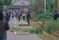 Tim Inafis Polres Mimika melakukan olah tempat kejadian perkara (TKP) penemuan jenazah pria bersimbah darah di Jalan Cenderawasih, SP 2, Mimika, Papua Tengah, Sabtu (12/9/2026). (Foto: Istimewa)