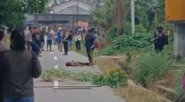 Tim Inafis Polres Mimika melakukan olah tempat kejadian perkara (TKP) penemuan jenazah pria bersimbah darah di Jalan Cenderawasih, SP 2, Mimika, Papua Tengah, Sabtu (12/9/2026). (Foto: Istimewa)