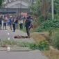 Tim Inafis Polres Mimika melakukan olah tempat kejadian perkara (TKP) penemuan jenazah pria bersimbah darah di Jalan Cenderawasih, SP 2, Mimika, Papua Tengah, Sabtu (12/9/2026). (Foto: Istimewa)