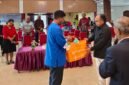 Program Manager Amungsa Cares Papua, Febian Kakisina, membagikan 500 masker kepada Jemaat GPdP Jemaat Semua Umat di Jalan Lanal, Mimika, Minggu (13/9/2026). (Foto: Yayasan Amungsa Cares Papua)