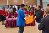 Program Manager Amungsa Cares Papua, Febian Kakisina, membagikan 500 masker kepada Jemaat GPdP Jemaat Semua Umat di Jalan Lanal, Mimika, Minggu (13/9/2026). (Foto: Yayasan Amungsa Cares Papua)