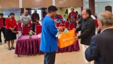 Program Manager Amungsa Cares Papua, Febian Kakisina, membagikan 500 masker kepada Jemaat GPdP Jemaat Semua Umat di Jalan Lanal, Mimika, Minggu (13/9/2026). (Foto: Yayasan Amungsa Cares Papua)