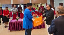 Program Manager Amungsa Cares Papua, Febian Kakisina, membagikan 500 masker kepada Jemaat GPdP Jemaat Semua Umat di Jalan Lanal, Mimika, Minggu (13/9/2026). (Foto: Yayasan Amungsa Cares Papua)