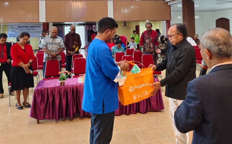 Program Manager Amungsa Cares Papua, Febian Kakisina, membagikan 500 masker kepada Jemaat GPdP Jemaat Semua Umat di Jalan Lanal, Mimika, Minggu (13/9/2026). (Foto: Yayasan Amungsa Cares Papua)