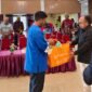 Program Manager Amungsa Cares Papua, Febian Kakisina, membagikan 500 masker kepada Jemaat GPdP Jemaat Semua Umat di Jalan Lanal, Mimika, Minggu (13/9/2026). (Foto: Yayasan Amungsa Cares Papua)