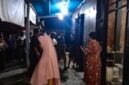 Suasana di sekitar lokasi kejadian saat dikerumuni warga setempat dan polisi pada Sabtu malam, 12 September 2026. (Foto: Polres Mimika)