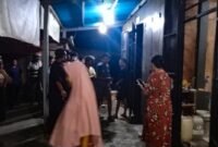 Suasana di sekitar lokasi kejadian saat dikerumuni warga setempat dan polisi pada Sabtu malam, 12 September 2026. (Foto: Polres Mimika)