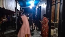 Suasana di sekitar lokasi kejadian saat dikerumuni warga setempat dan polisi pada Sabtu malam, 12 September 2026. (Foto: Polres Mimika)