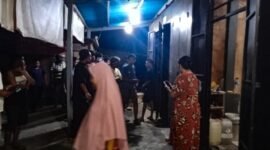 Suasana di sekitar lokasi kejadian saat dikerumuni warga setempat dan polisi pada Sabtu malam, 12 September 2026. (Foto: Polres Mimika)