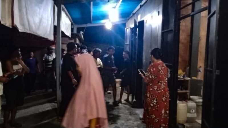 Suasana di sekitar lokasi kejadian saat dikerumuni warga setempat dan polisi pada Sabtu malam, 12 September 2026. (Foto: Polres Mimika)