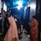Suasana di sekitar lokasi kejadian saat dikerumuni warga setempat dan polisi pada Sabtu malam, 12 September 2026. (Foto: Polres Mimika)