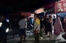 Suasana di sekitar lokasi kejadian saat dikerumuni warga setempat dan polisi pada Sabtu malam, 12 September 2026. (Foto: Polres Mimika)