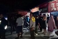 Suasana di sekitar lokasi kejadian saat dikerumuni warga setempat dan polisi pada Sabtu malam, 12 September 2026. (Foto: Polres Mimika)