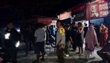 Suasana di sekitar lokasi kejadian saat dikerumuni warga setempat dan polisi pada Sabtu malam, 12 September 2026. (Foto: Polres Mimika)