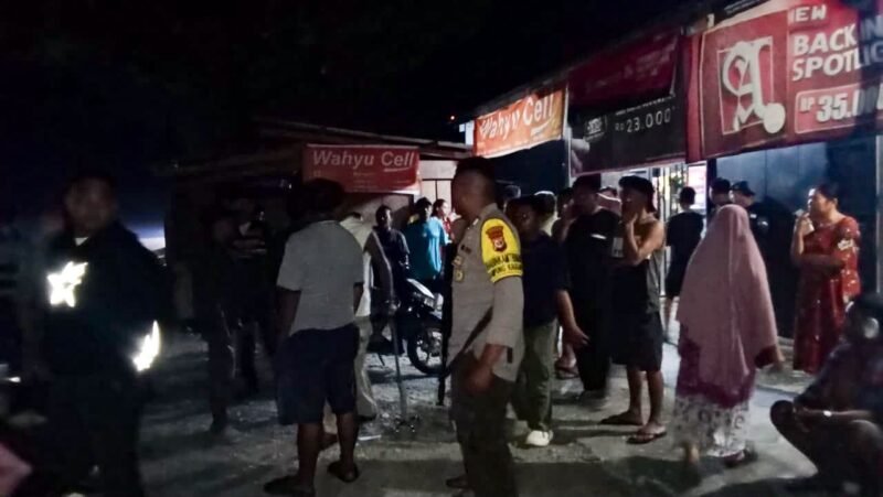 Suasana di sekitar lokasi kejadian saat dikerumuni warga setempat dan polisi pada Sabtu malam, 12 September 2026. (Foto: Polres Mimika)