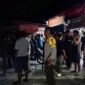 Suasana di sekitar lokasi kejadian saat dikerumuni warga setempat dan polisi pada Sabtu malam, 12 September 2026. (Foto: Polres Mimika)